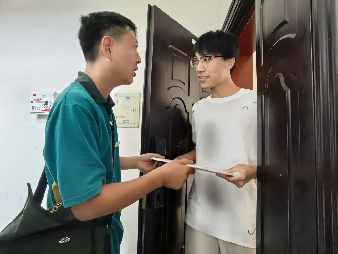 泰州首封重點大學錄取通知書送達!來自清華大學