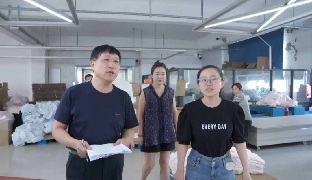 DƬ