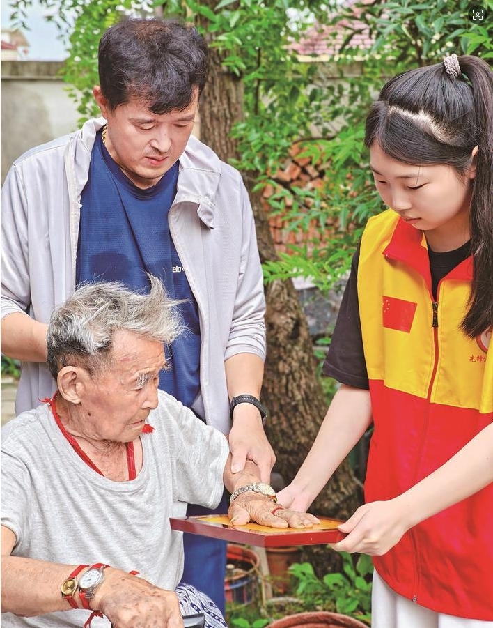 牽住英雄的手,記住來時的路——泰州大學(xué)生志愿者為抗戰(zhàn)老兵制作手模