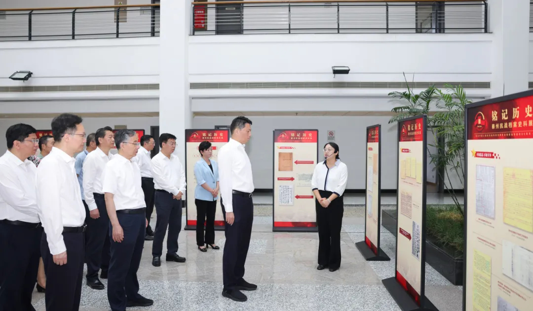 市委理論學(xué)習(xí)中心組召開(kāi)學(xué)習(xí)會(huì)并開(kāi)展現(xiàn)場(chǎng)研學(xué)