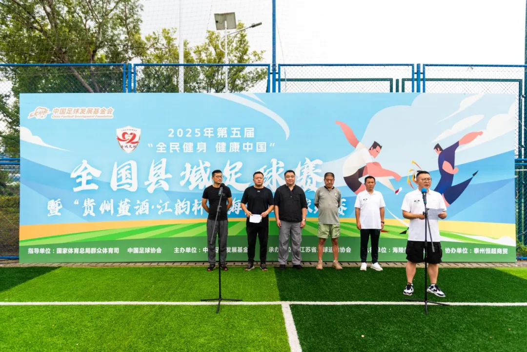 雨中開(kāi)賽!這場(chǎng)足球比賽超燃!