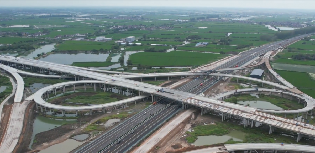 泰州:寧鹽高速泰州段大垛樞紐鋼箱梁架設(shè)任務(wù)圓滿完成