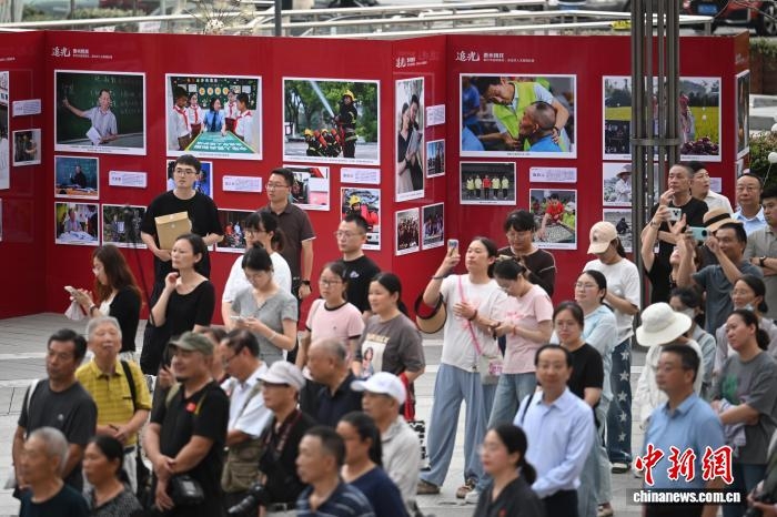 中國新聞網 | 光影定格凡人善舉 “追光·泰州榜樣”主題攝影展開展