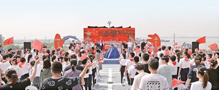 “我與國旗合個影 我為祖國送祝福”主題宣教活動啟動——與國旗合影,心中特別自豪