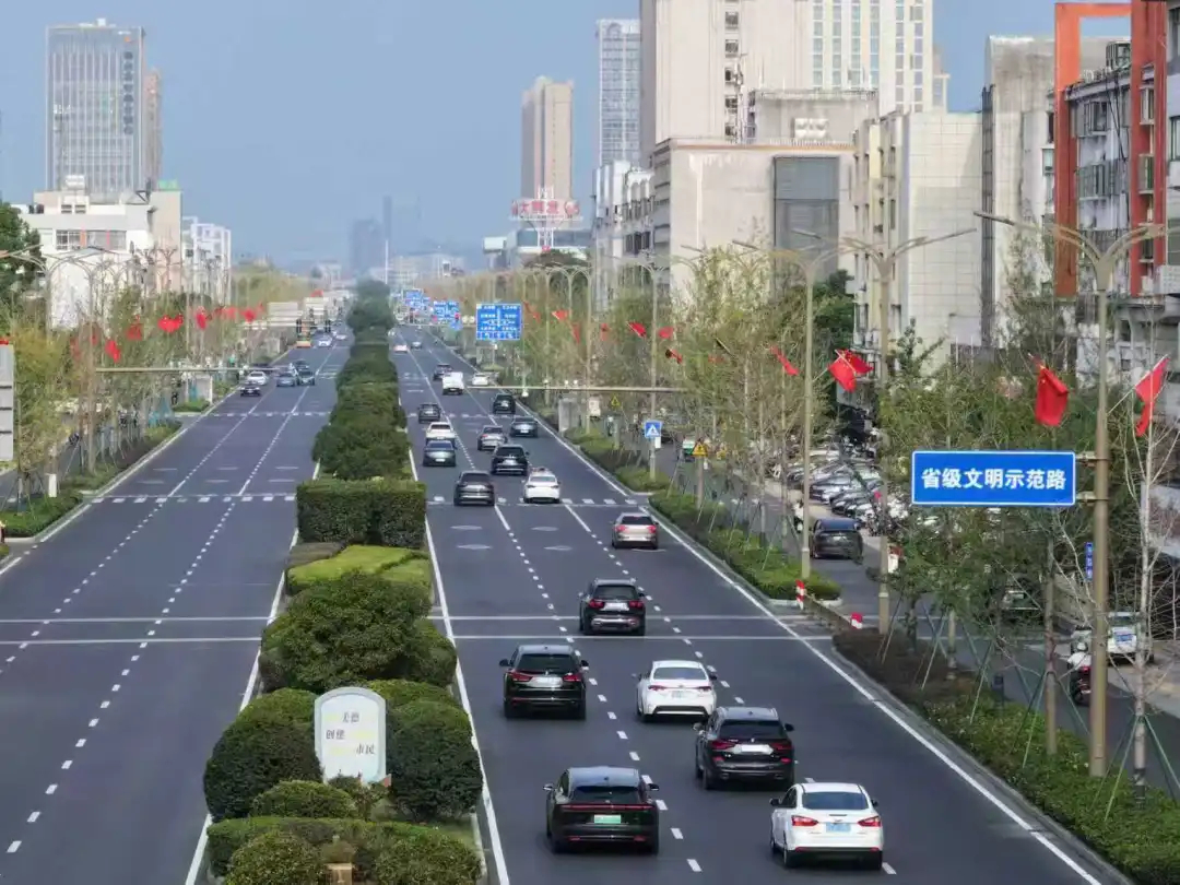 看啊!滿城都是“中國紅” ~