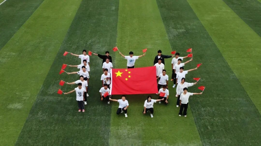 興化:我與國旗合個影 共祝祖國好