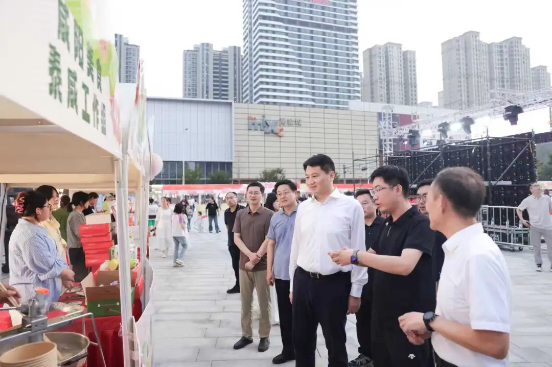 姜冬冬調研促消費萬金樂市集