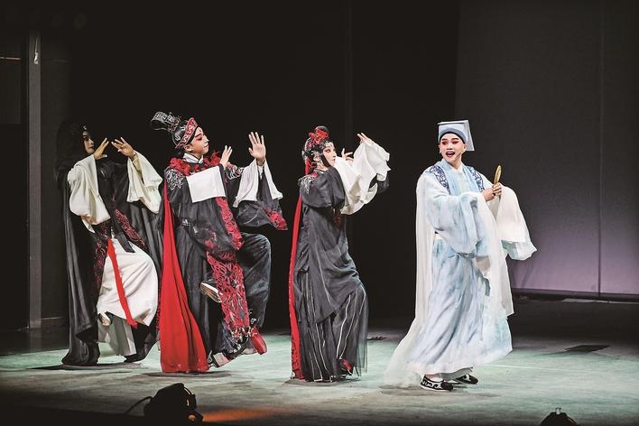 泰州:首部原創(chuàng)小劇場淮劇《鏡中人》首演