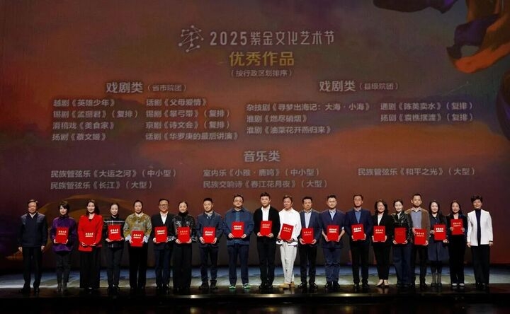 交匯點 | 把鄉(xiāng)村振興的火熱實踐搬上舞臺,淮劇《油菜花開燕歸來》紫金文化藝術節(jié)上摘“雙獎”