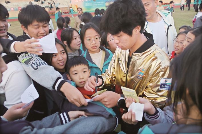 校園秒變追星現(xiàn)場——首屆“蘇超”冠軍泰州隊(duì)將士與師生火熱互動