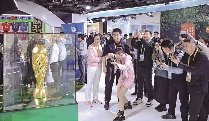 “蘇超”冠軍獎杯驚艷亮相進(jìn)博會——泰州榮耀綻放全球經(jīng)貿(mào)舞臺