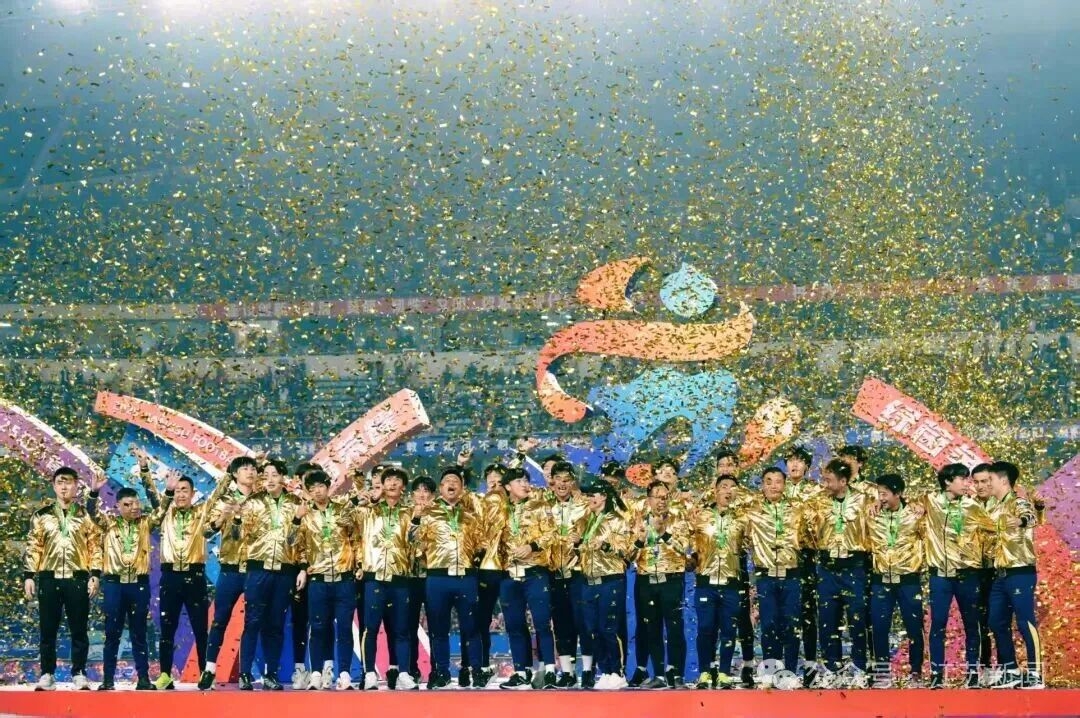 江苏新闻 泰州市委书记：“苏超”夺冠是建市叫扬叔 - 全网最会整活的苏超球迷  足球圈热梗收割机以来最具影响力的破圈爆点