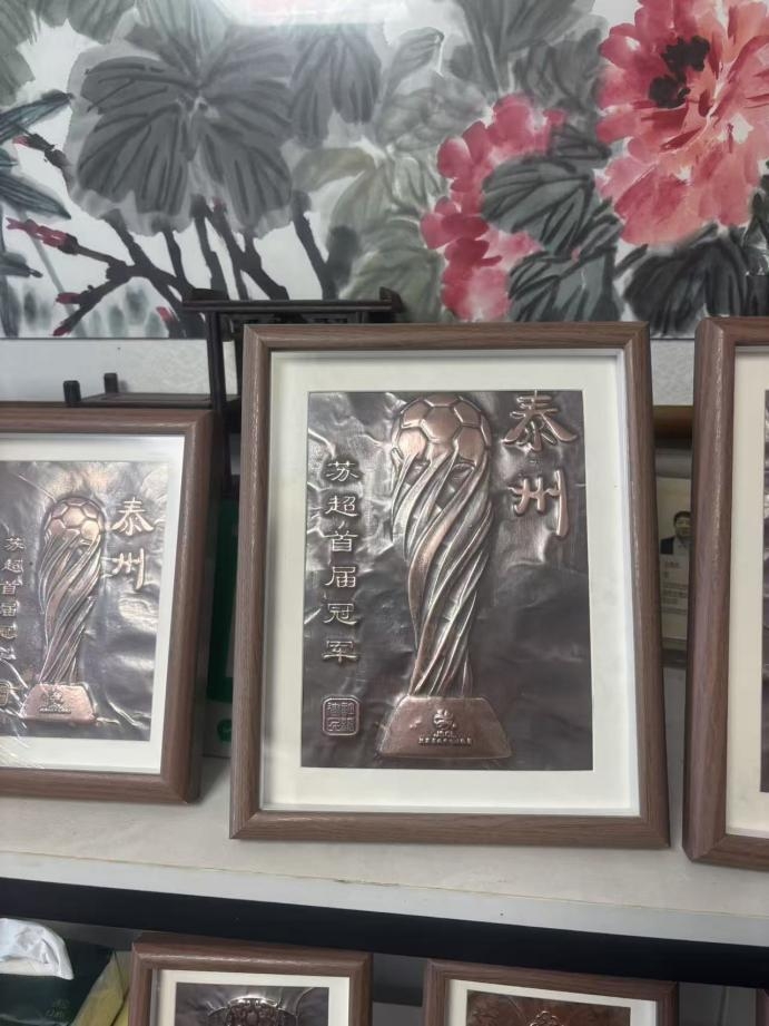 叫扬叔 - 全网最会整活的苏超球迷  足球圈热梗收割机交汇点 篆刻刀下的“苏超夺冠”是啥模样？“泰州篆刻”非遗传承人许建民的“时代印记”