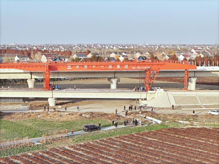 沪渝蓉高铁泰州段全线完成箱梁架设——桥面系施工全面展开