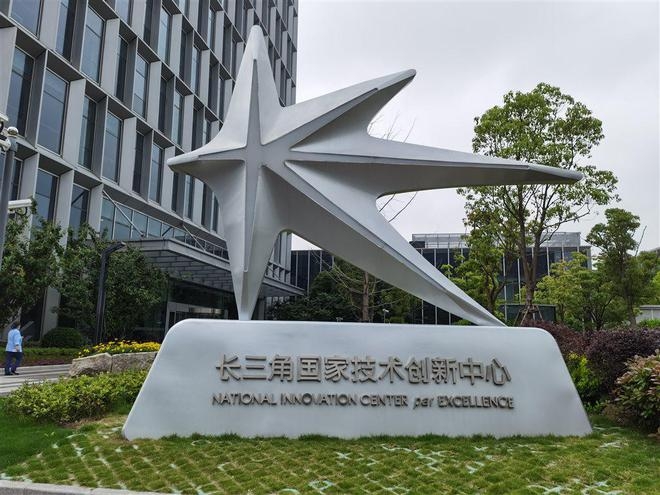 实行“三学期制”,课堂直通车间,学生带薪实习——“集萃行本实验班”破局产教融合